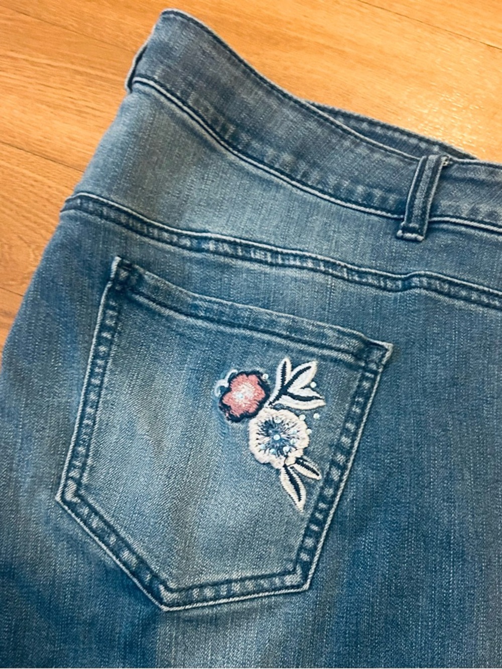 Avenue Embroidered Cuff Crop Jeans - Blue Sz 18 stretch - Picture 5 of 5